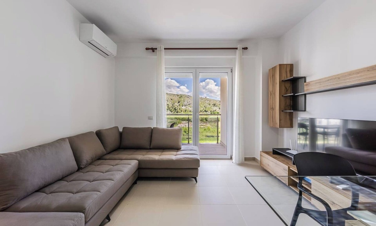 Shengjin Apartment | Waterfront Cozy Apartment | Steps from the Beach by PikHost