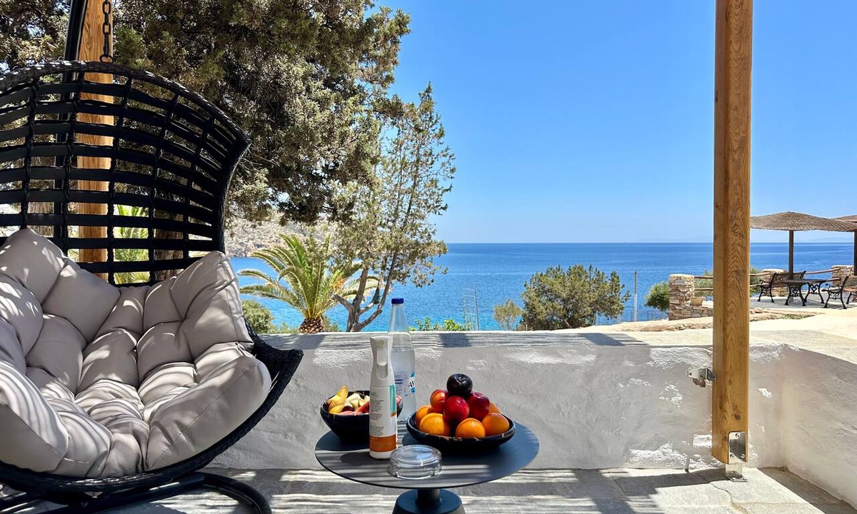 Sifnos Bed & Breakfast | White & black Suites – Suite Five