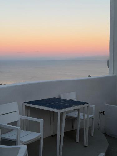 Vourvoulos House | White Swallow Suite Santorini