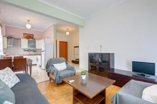 Charilaou Apartment | Xarilaou's Two-Bedroom Treasure in Thessaloniki