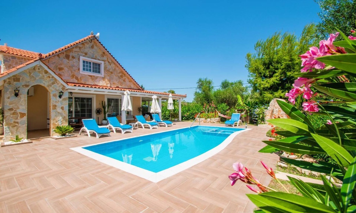 Laganas Villa | Zante Sunny Villa I – Free Heated Pool, Jacuzzi & Fitness Corner. Pets Welcome!