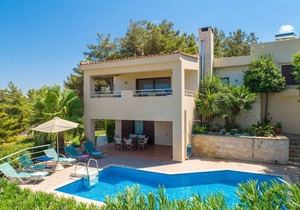 Villa Ilia: Large Private Pool, Sea Views, A/C, WiFi in Roussospiti