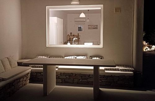 Paros Cottage | Όμορφη και άνετη κατοικία με εκπληκτικό ηλιοβασίλεμα και εξοπλισμένη κουζίνα.