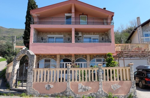 Burtaisi Apartment | Апартаменты Jasmine находятся в Баре, в 1.8 км от пляжа Тополица.