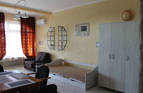 Burtaisi Apartment | Апартаменты Jasmine находятся в Баре, в 1.8 км от пляжа Тополица.