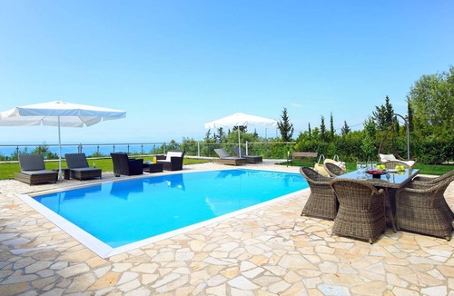 Kavallos Villa | 1 Bed villa w/ pool, built-in BBQ + free A/C