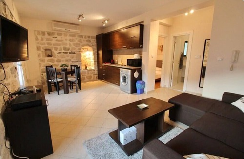 Dobrota Apartment | 1bd apartment in beautiful stone house in Dobrota No. 3