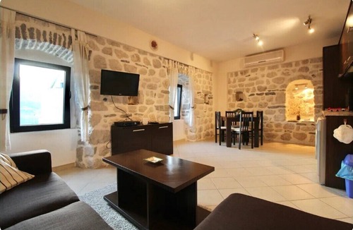 Dobrota Apartment | 1bd apartment in beautiful stone house in Dobrota No. 3
