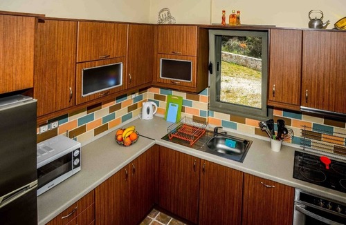 Antipata Apartment | #2-A clean & spacious 2 bedroom apartment with large patio area and free parking