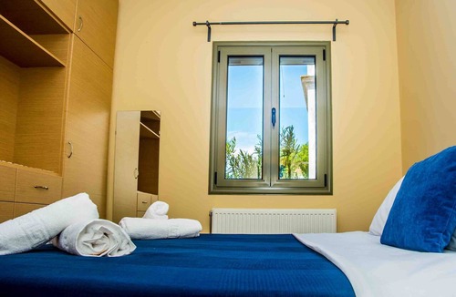 Antipata Apartment | #2-A clean & spacious 2 bedroom apartment with large patio area and free parking