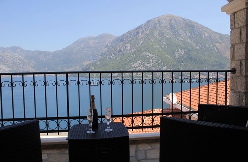Donja Kostanjica Apartment | 2 bedroom apartment with private beach and swimming pool in Kotor Bay