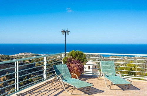 Roussospiti Villa | 220 m² Villa ∙ 3 bedrooms ∙ 6 guests