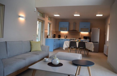 Messonghi House | 2BR Villa Private Pool Garden Whirlpool BBQ Parking