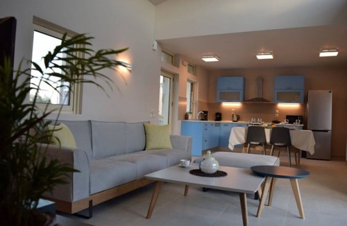 Messonghi House | 2BR Villa Private Pool Garden Whirlpool BBQ Parking