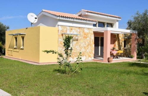Messonghi House | 2BR Villa Private Pool Garden Whirlpool BBQ Parking