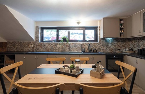 Petralona House | 3BR Private House w/3 Bathrooms & Amazing Balcony