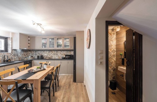 Petralona House | 3BR Private House w/3 Bathrooms & Amazing Balcony
