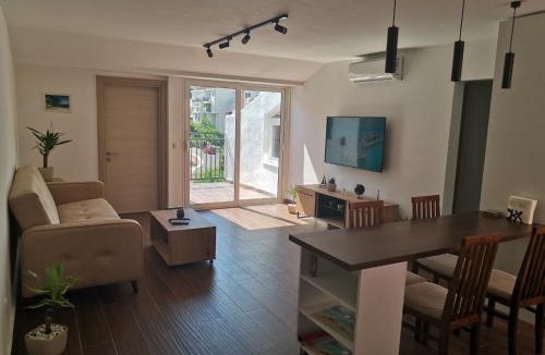 Centar Apartment | 5 Min Walk to Beach Spacious 3BR Flat with Balcony Parking