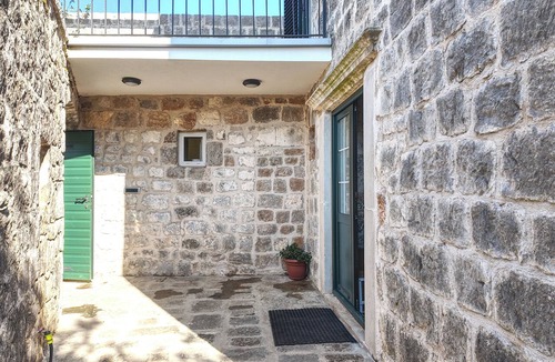 Lustica House | A fantastic four-room house in Luštica, free sunbeds on Mirišta beach.