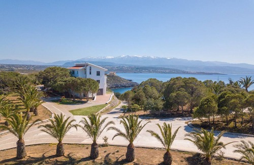 Stavros Villa | A modern villa with pool, jacuzzi, sauna and gym and breathtaking sea view