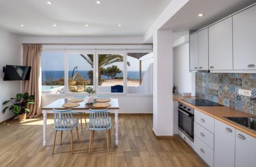 Kamari Villa | Α Peaceful Seafront Escape in Santorini- Sonus Mare