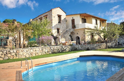 Adele Villa | Absolute privacy in a large space full of nature with a swimming pool.