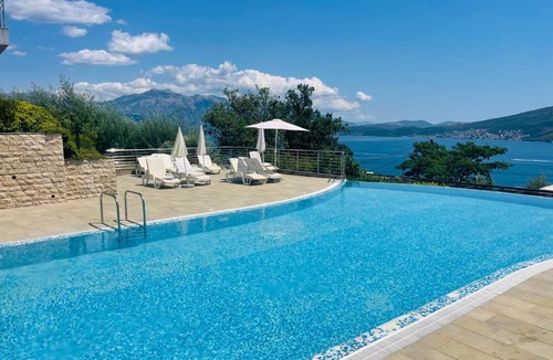 Denovici Apartment | Acacia Hill Apartment C01 with shared pool