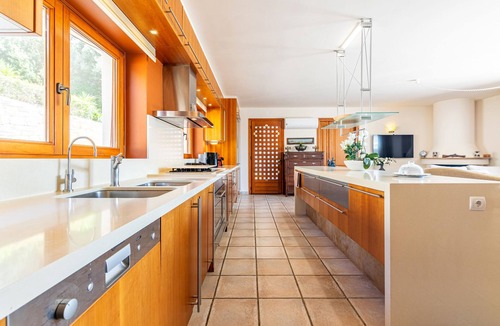 Linoperamata Villa | Aeonia Grand Villa, with Pool & Walk to the Beach
