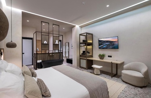 Ornos Hotel | Aeonic Suites and Spa