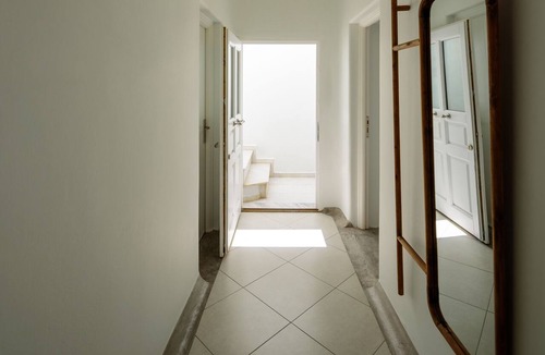 Vourvoulos Apartment | Aethria Suite with Caldera view