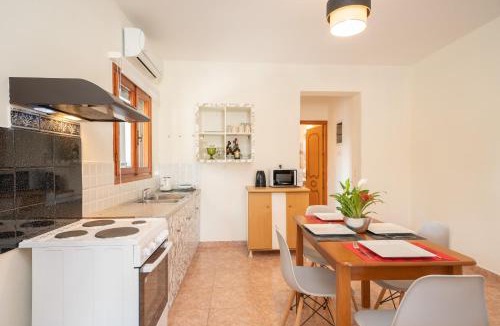 Svoronata Apartment | Afroditi Holiday Home - Yellow Apartment