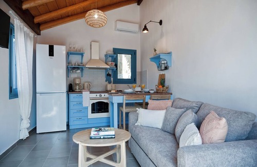 Aetos Cottage | Amici Cottage with outdoor jacuzzi