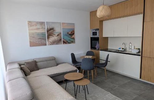 Sakës Apartment | Anas Beach Escape with Pool and 250m to Sea