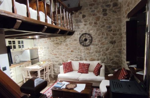 Trikolonoi Apartment | Antique Stone House in Stemnitsa
