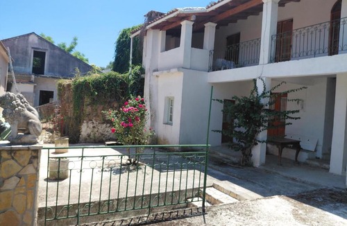 Aleimmatades Apartment | Antistoni Vacation House Scenic Nature View, Private Balcony & Yard