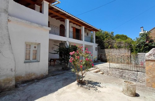 Aleimmatades Apartment | Antistoni Vacation House Scenic Nature View, Private Balcony & Yard