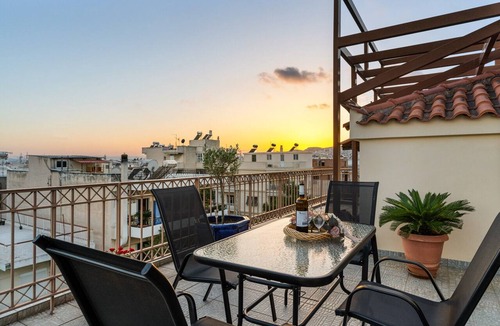 Aigaleo Apartment | Apartment 'Angi and George House' with Shared Terrace, Wi-Fi and Air Conditioning