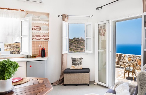 Sikinos Apartment | Apartment 'Antiparos' with Sea View, Pet-Friendly