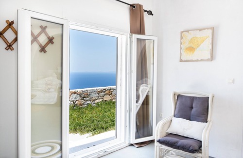 Sikinos Apartment | Apartment 'Antiparos' with Sea View, Pet-Friendly