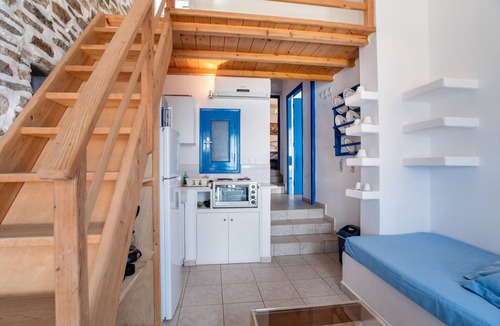 Antiparos Apartment | Apartment 'Blue Dolphin Family Pool' with Sea View, Wi-Fi and Air Conditioning