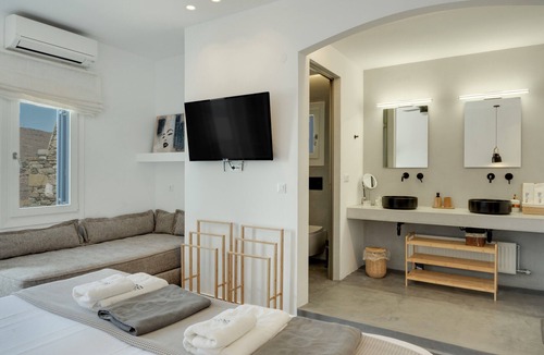 Syros House | Apartment 'Blueros - Sand Suite' with Sea View, Wi-Fi and Air Conditioning