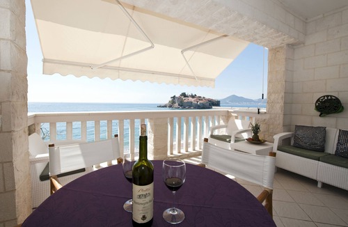Sveti Stefan Apartment | Apartment by the sea
