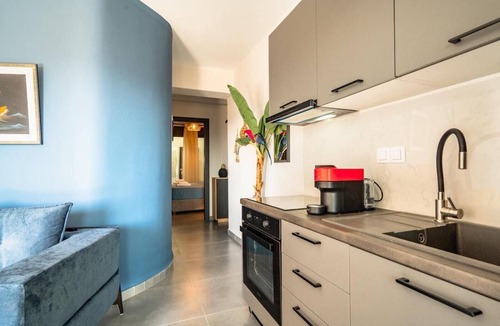 Episkopos Apartment | Apartment 'Danai Luxury Suite' with Balcony, Wi-Fi and Air Conditioning