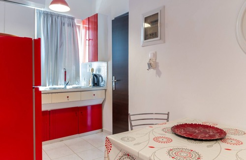 Salamis Apartment | Apartment 'Estia' with Shared Terrace, Wi-Fi and Air Conditioning
