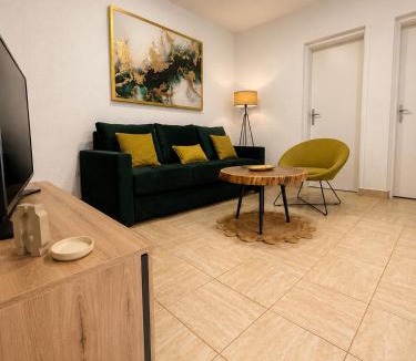 Maini Apartment | Apartment Garden with free parking place!