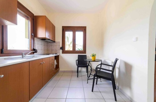Koinira Apartment | Apartment 'Green Bay Thassos' with Balcony, Wi-Fi and Air Conditioning