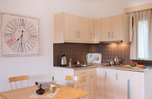 Lefkos Apartment | Apartment In A Hotel 'Miraluna Three Room 1' with Private Terrace, Wi-Fi and Air Conditioning
