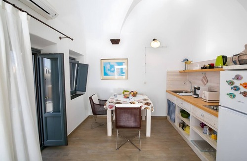 Finikia Apartment | Apartment in A Hotel 'Honeymoon in Finikia - Oi' with Wi-Fi and Air Conditioning