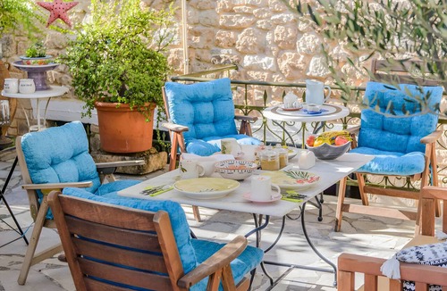 Aegina Apartment | Apartment in 'Unit 5' Hotel with Private Terrace, Wi-Fi, and Air Conditioning