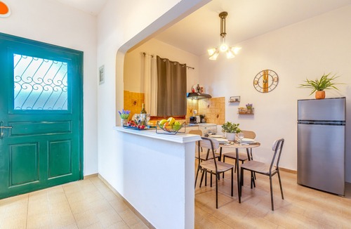 Ieromonachos Apartment | Apartment 'Maestro' with Shared Terrace, Wi-Fi and Air Conditioning